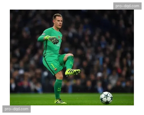 瞬间：马赛门将曼丹达快速手抛球发动进攻，60米传递后形成射门